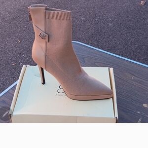 Chic Tan Heeled Boots